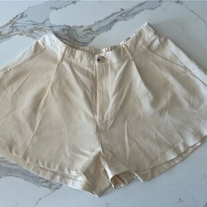 Off white shorts with belt loops and stretch back
